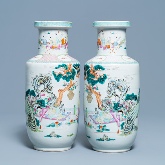Une paire de vases de forme rouleau en porcelaine de Chine famille rose à décor d'immortels, 19/20ème