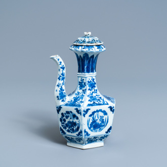 Un kendi de forme octagonale en porcelaine de Chine en bleu et blanc, Kangxi