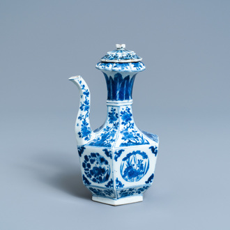 Een zeldzame octagonale Chinese blauw-witte kendi met deksel, Kangxi