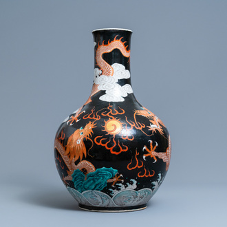 Un vase de forme bouteille en porcelaine de Chine famille noire à décor de dragons, 19ème