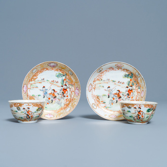 Une paire de tasses et soucoupes en porcelaine de Chine famille rose et doré à décor d'une chasse mongole, Qianlong