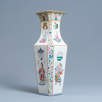 Un vase quadrangulaire en porcelaine de Chine famille rose à décor 'Wu Shuang Pu', 19ème