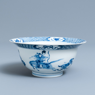 Un bol de type klapmuts en porcelaine de Chine en bleu et blanc à décor d'une scène de bataille, marque de Chenghua, Kangxi