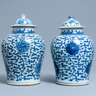 Une paire de vases couverts en porcelaine de Chine en bleu et blanc, Kangxi