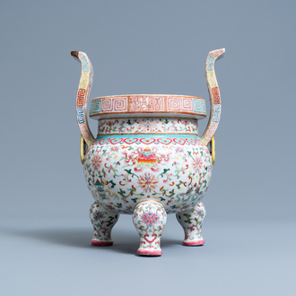 Un brûle-parfum tripod en porcelaine de Chine famille rose à décor 'bajixiang', marque et époque de Daoguang