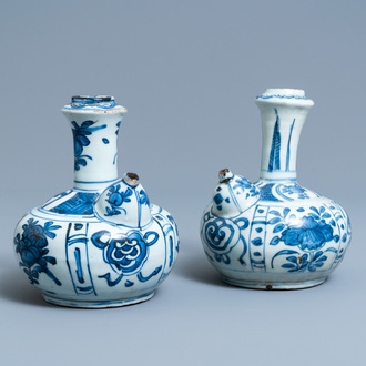 Twee Chinese blauw-witte kendi, Wanli