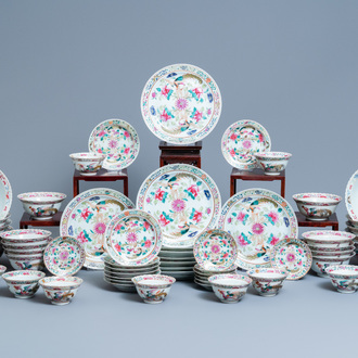 Un service de 56 pièces en porcelaine de Chine famille rose pour le marché Straits ou Peranakan, 19ème