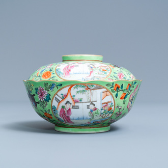 Un bol couvert en porcelaine de Chine famille rose à fond vert, marque et époque de Daoguang