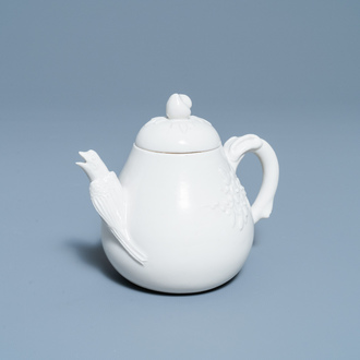 A Chinese Dehua blanc de Chine teapot, inscribed Yi Gong, 18/19th C.