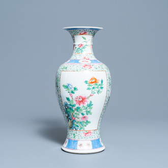 Un vase en porcelaine de Chine famille rose à décor floral, marque de Hongxian, République