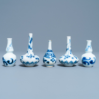 Cinq vases miniatures en porcelaine de Chine en bleu et blanc, Kangxi