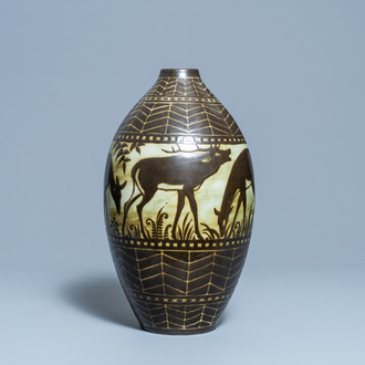 Charles Catteau voor Boch Frères Kéramis: een grote steengoed vaas met herten, ca. 1930