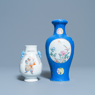 Een Chinese famille rose 'Wu Shuang Pu' vaas en een vaas met blauwe sgraffiato fond, 19/20e eeuw
