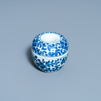 Een Chinese blauw-witte tweedelige penselenwasser, Kangxi