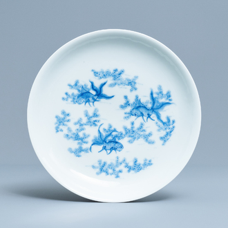 Une assiette en porcelaine de Chine en bleu et blanc à décor de poissons, marque de Daoguang, République