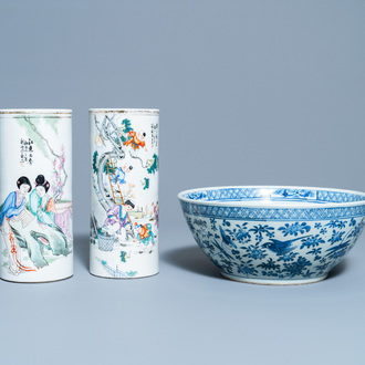 Deux porte-chapeaux en porcelaine de Chine qianjiang cai et un bol en bleu et blanc, 19/20ème