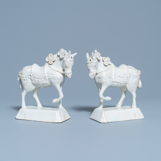 Une paire de modèles de chevaux en faïence blanche de Delft, 18ème