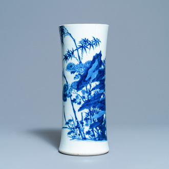 Un vase de forme cornet en porcelaine de Chine en bleu et blanc, époque Transition