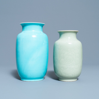 Deux vases en porcelaine de Chine monochrome céladon et turquoise, 19/20ème