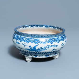 A Japanese blue and white Arita tripod censer, Edo, 17th C.