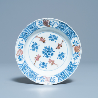 Een Chinees blauw-wit en koperrood bord met vissen, Chenghua merk, Kangxi
