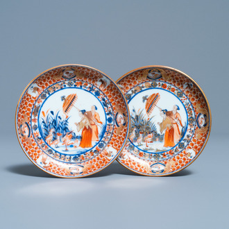 Een paar Chinese Imari-stijl bordjes met 'Parasoldames' naar Cornelis Pronk, Qianlong