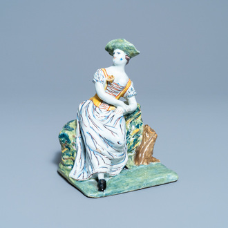 Een polychrome Delftse figuur van een zittende dame, 18e eeuw