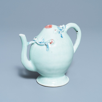 Een Chinese koperrode en blauwe perzikvormige cadogan theepot met celadon fondkleur, 18/19e eeuw