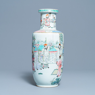 Un vase de forme rouleau en porcelaine de Chine famille rose, 19/20ème