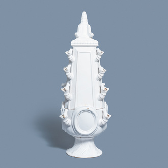 Une importante tulipière de forme pyramidale en faïence blanche de Delft, vers 1800