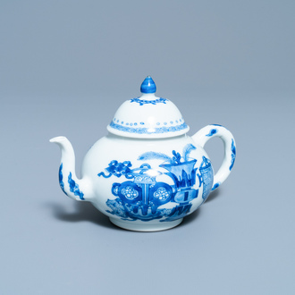 Une théière en porcelaine de Chine en bleu et blanc à décor d'antiquités, marque de Jiajing, Kangxi