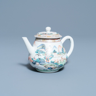 Een Chinese famille rose theepot met fijn berglandschap, Yongzheng