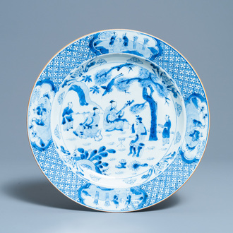 Un plat en porcelaine de Chine en bleu et blanc à décor de musiciens, Kangxi