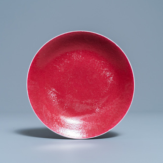 Une assiette en porcelaine de Chine rouge de rubis monochrome, marque et époque de Jiaqing