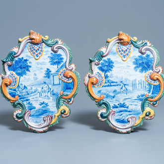 Une paire de plaques en faïence de Delft polychrome à décor de scènes campagnardes, 19ème