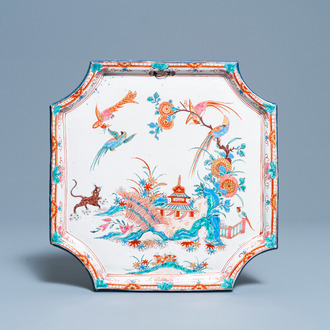 Une plaque de style Kakiemon en faïence de Delft doré, 18ème