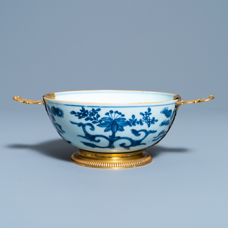 Een Chinese blauw-witte kom met vergulde Augsburg monturen, ex-coll. August de Sterke, Kangxi