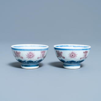 Een paar Chinese blauw-witte en koperrode 'bajixiang' theekommen, 4-karaktermerk, 19/20e eeuw