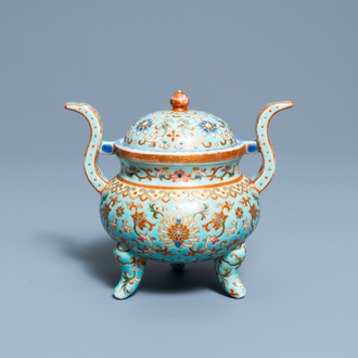 Un brûle-parfum en porcelaine de Chine famille rose à fond turquoise, République