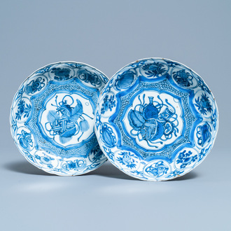 Deux assiettes en porcelaine de Chine en bleu et blanc de type kraak, Wanli
