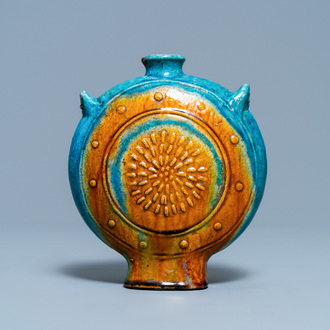 Un vase de forme 'moonflask' en grès porcelaineux émaillé turquoise et ocre, Chine, Ming