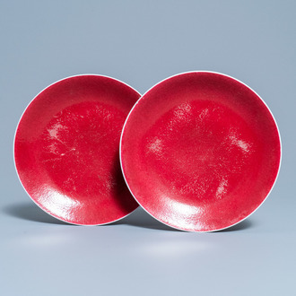 Une paire de plats en porcelaine de Chine rouge de rubis monochrome, marque et époque de Jiaqing