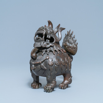 Un grand brûle-parfum en bronze laqué en forme de luduan, Ming