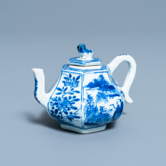 Une théière couverte de forme hexagonale en porcelaine de Chine en bleu et blanc, Kangxi