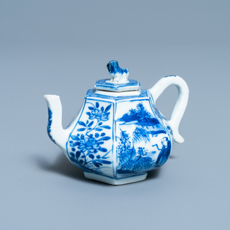 Een zeshoekige Chinese blauw-witte theepot met deksel, Kangxi