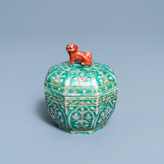 A Chinese Thai market Bencharong box and cover, 19th C.
