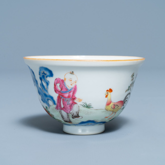 Een Chinese famille rose 'chicken' cup, Qianlong merk, 19/20e eeuw