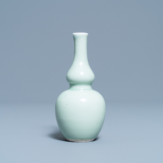 Un vase de forme double gourde en porcelaine de Chine céladon monochrome, Kangxi