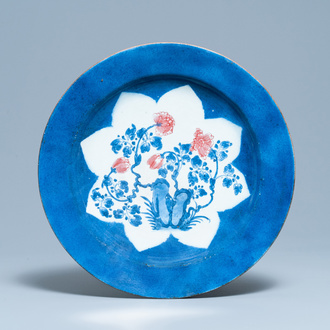 Een Chinese blauw-witte en koperrode schotel met poederblauwe fondkleur, Kangxi