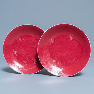 Une paire d'assiettes en porcelaine de Chine rouge de rubis monochrome, marque et époque de Jiaqing